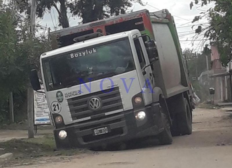Conductor de un camión del Municipio calculó mal y terminó en la "cuneta"