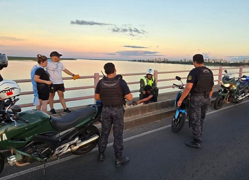 Salvan a tres personas que intentaban arrojarse del puente Chaco–Corrientes