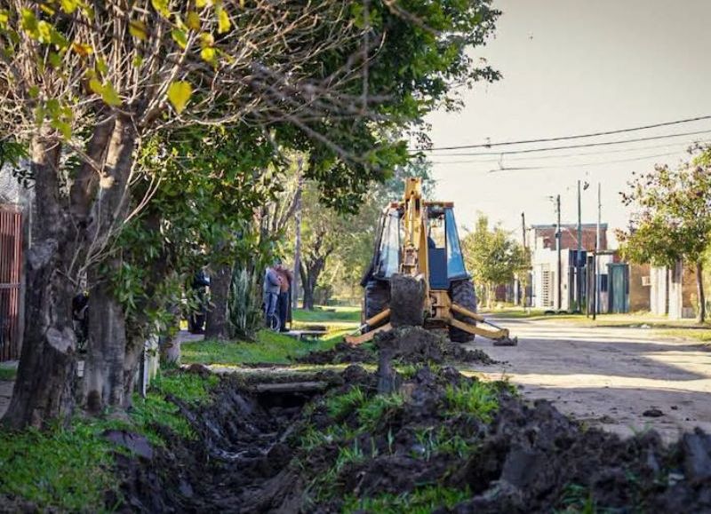 El municipio de Barranqueras ejecuta un plan de limpieza de desagües barriales
