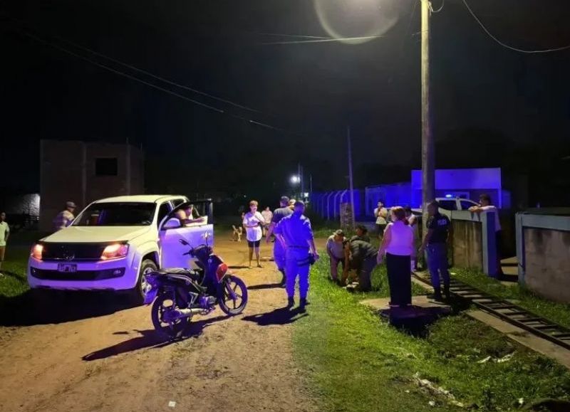 Un hombre debió ser hospitalizado tras electrocutarse al manipular un poste en Fontana