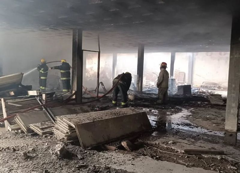 Incendio de gran magnitud afectó un edificio en construcción abandonado en Resistencia