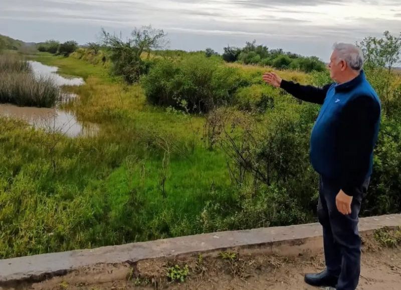 Vecinos reclaman por la urgente limpieza de canales en Villa Ángela