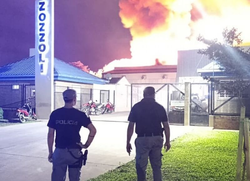 Voraz incendio afectó a una fábrica de colchones en Sáenz Peña