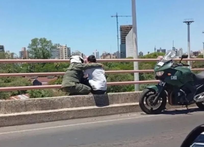 Rescataron a un joven que intentó arrojarse del puente Chaco - Corrientes