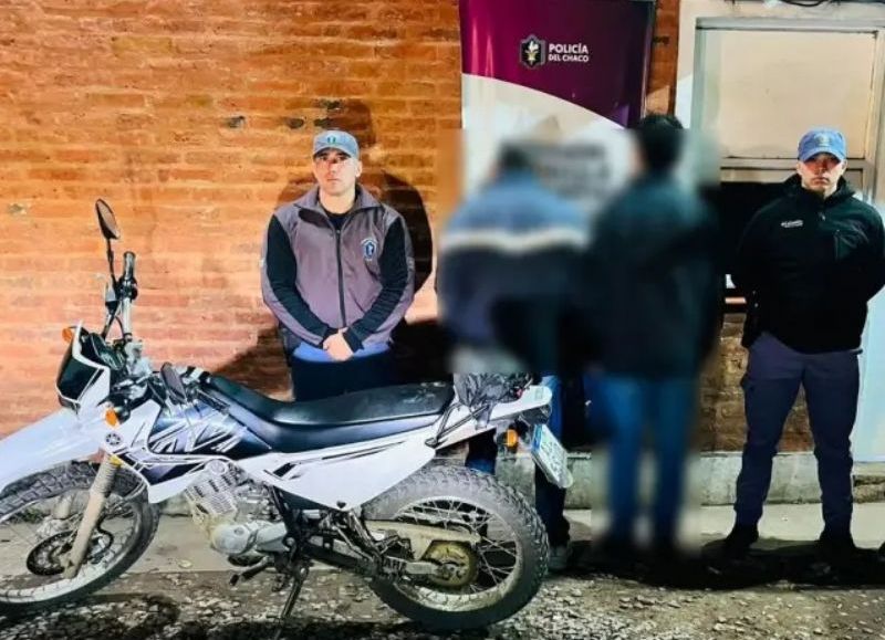 Dos extranjeros circulaban en moto con una réplica de pistola en Resistencia