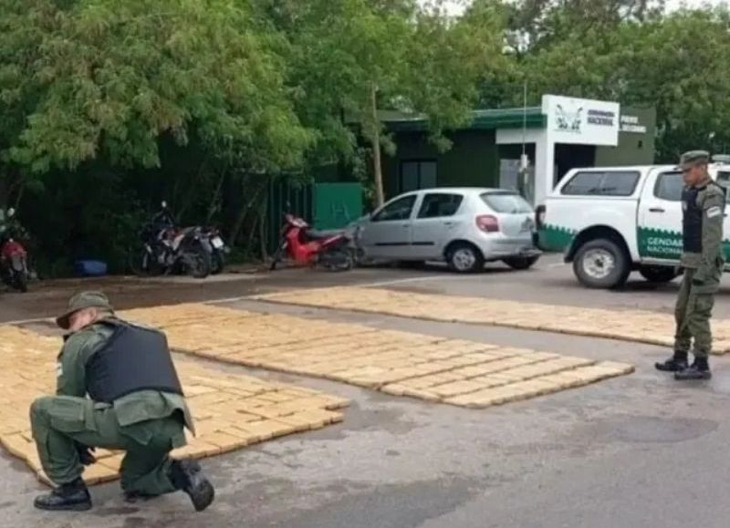 Interceptaron un camión con 1200 kilos de marihuana en el puente General Belgrano