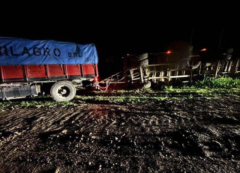 Un camión cargado con semillas de girasol volcó en un camino rural de Mesón de Fierro