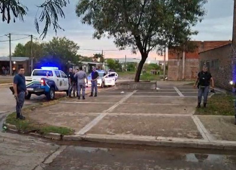 Vecinos agredieron a efectivos en un operativo en una escuela de Resistencia