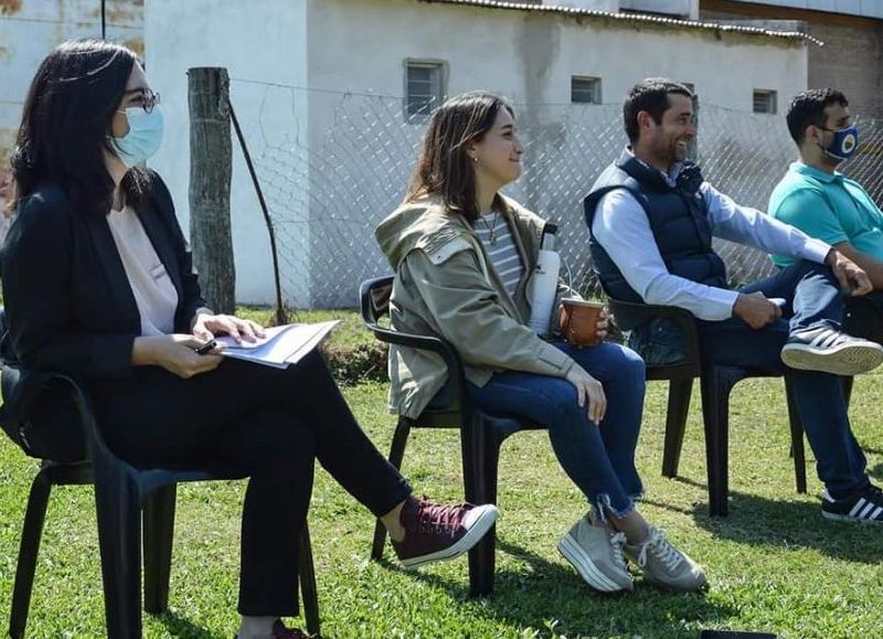 El intendente de Laguna Blanca, José Panzardi, se reunió con jóvenes que integran proyectos laborales