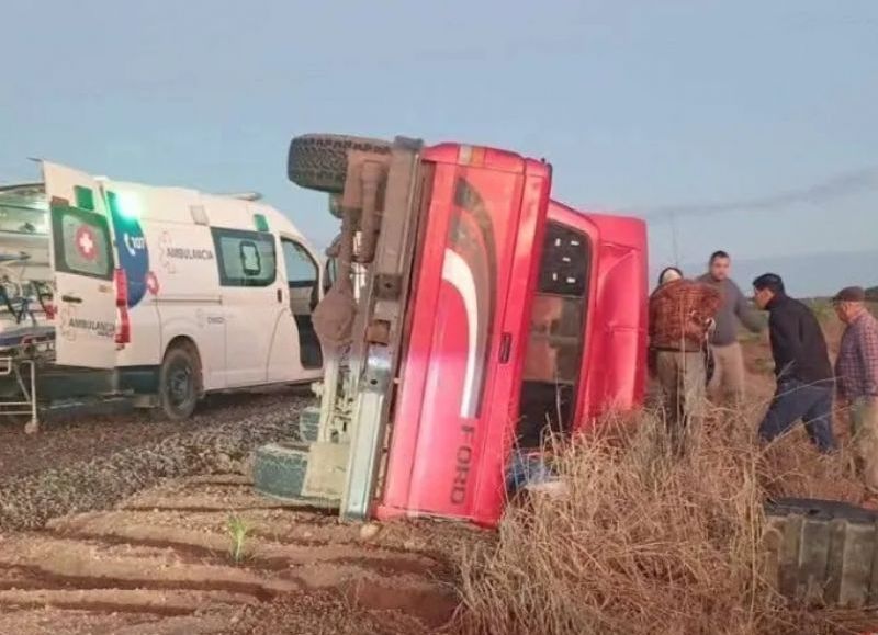Un conductor perdió el control de su camioneta y volcó sobre la Ruta 16 en Pampa del Infierno