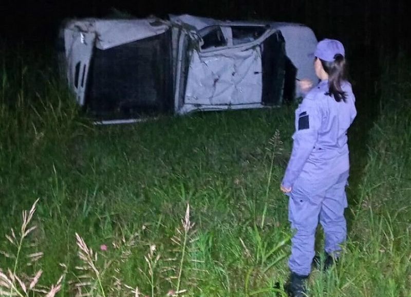 Un conductor perdió el control y volcó con su camioneta luego de reventarse una cubierta
