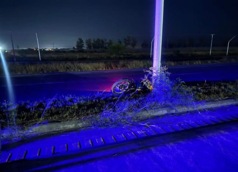 Motociclista resultó herido tras chocar contra un cantero central en Resistencia