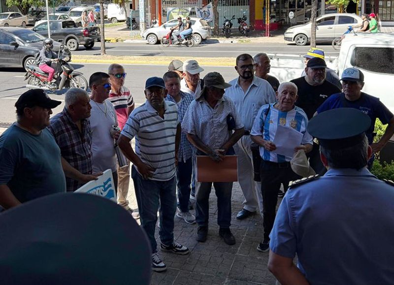 Baja participación en la autoconvocatoria policial frente a Jefatura en Resistencia