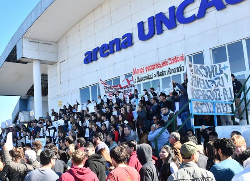 Uncaus llevó adelante una clase al aire libre en defensa de la Universidad Pública