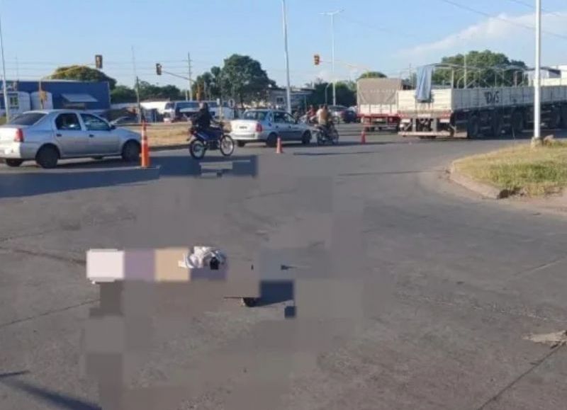 Un peatón murió luego de ser atropellado por un camión en la colectora de la Ruta 11