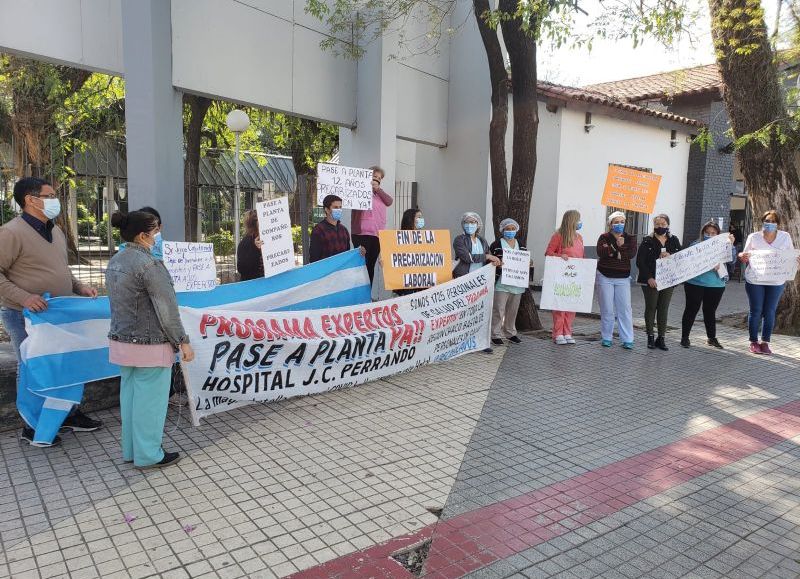 Reclamo de los Expertos en la vereda del Perrando