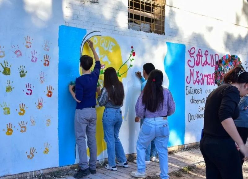 Alumnos de colegios secundarios de Sáenz Peña pintaron murales sobre salud mental