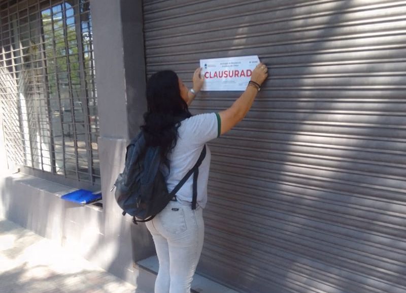 El municipio de Resistencia clausuró un local comercial por tirar basura en la vía pública