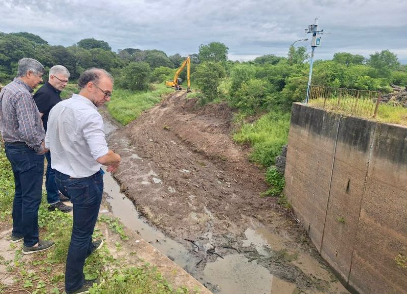 Continúan las tareas para poner a punto obras de control del río Negro, terraplenes y canales
