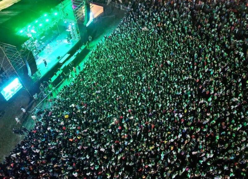 Una gran multitud festejó la primera noche de Carnaval con el show de Trueno