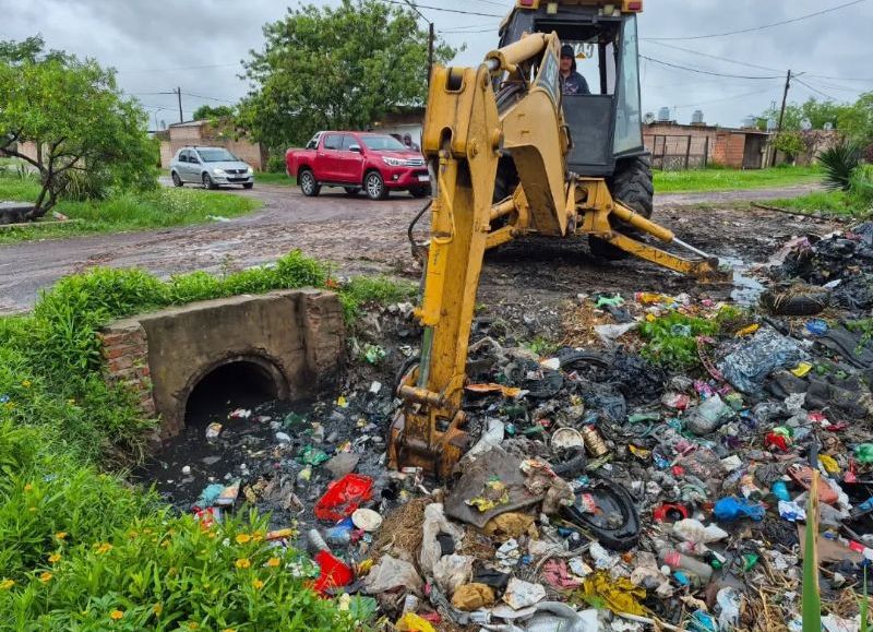 Intensifican la limpieza de canales para garantizar el escurrimiento del agua en Barranqueras
