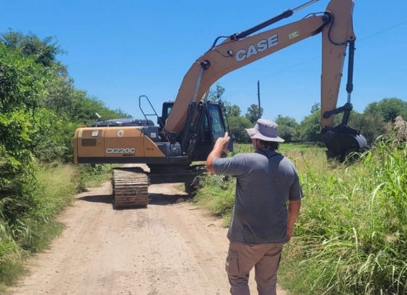 Apa y Vialidad Provincial ejecutaron tareas de saneamiento en el canal III del Bajo Hondo Grande
