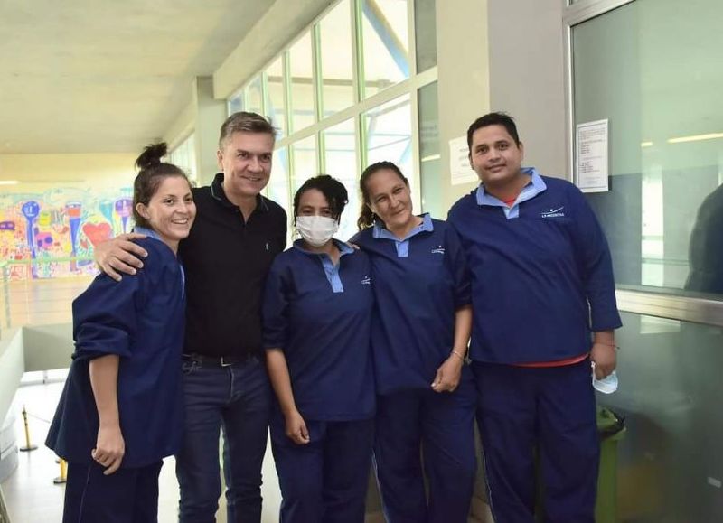 El gobernador Zdero se acercó a saludar a trabajadores del hospital Pediátrico