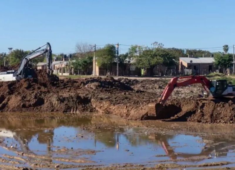 Sáenz Peña trabaja en la ampliación de un reservorio clave para mejorar el drenaje