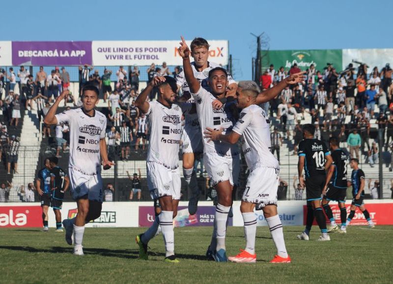 For Ever celebró en casa ante el Lobo jujeño y quedó a cuatro puntos del líder