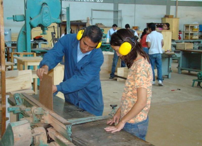 Habilitan prácticas profesionalizantes para escuelas técnicas y carreras vinculadas a la salud