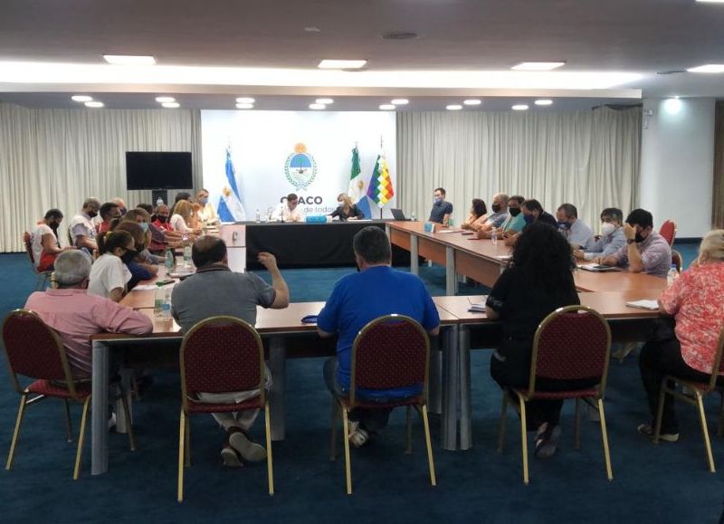 Pérez Pons ofreció a los gremios docentes un 10% y un monto en negro