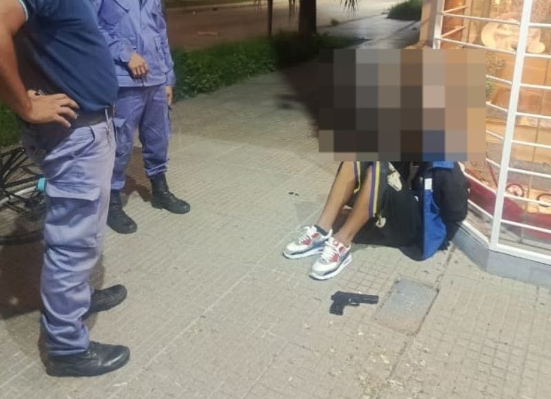 Resistencia: demoran a joven armado con una réplica en pleno centro