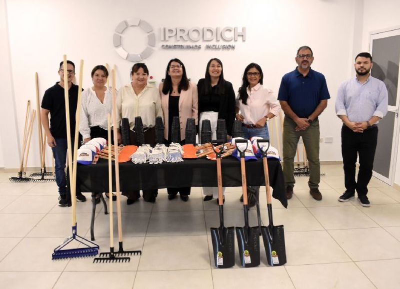 Iprodich entregó herramientas de jardinería para fortalecer la formación laboral de jóvenes