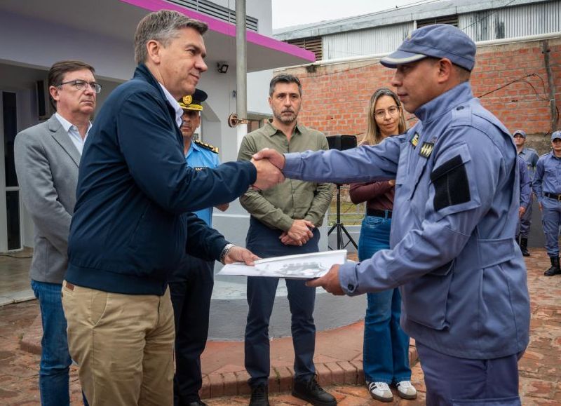 El Gobierno provincial entregó patrullero y chalecos balísticos en Presidencia de la Plaza