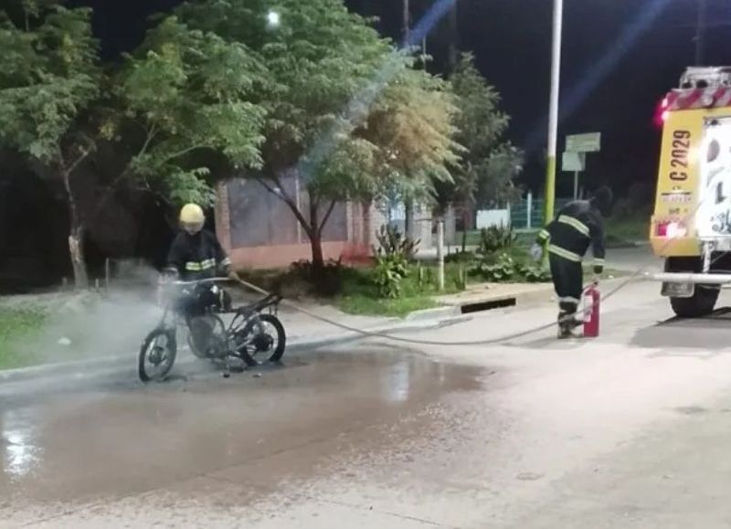 Habrían incendiado en forma intencional una moto en General San Martín