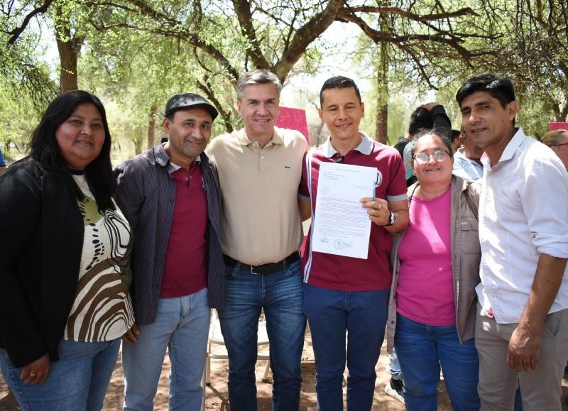 El Gobierno provincial entregó títulos de propiedad y adjudicaciones de tierras a familias de Fuerte esperanza