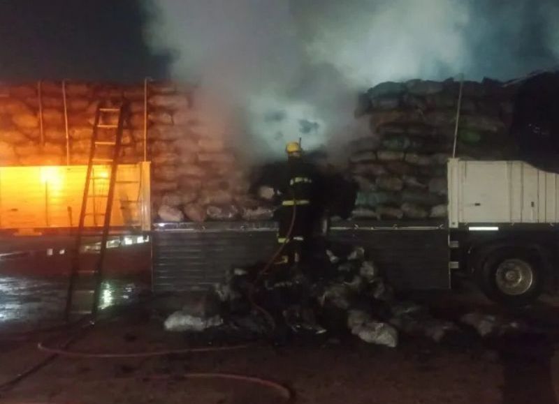 Bomberos sofocaron un incendio en la carga de carbón de un camión en General San Martín