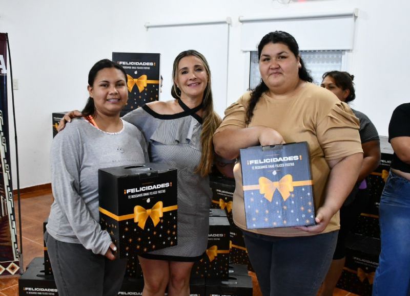 Laguna Blanca: la intendente Claudia Panzardi entregó cajas navideñas a vecinos de la localidad