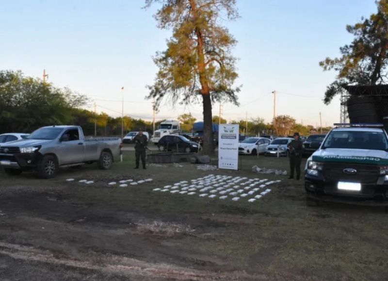 Detuvieron a un hombre por ocultar más de 90 kilos de cocaína en mesas y bancos de cemento en Sáenz Peña