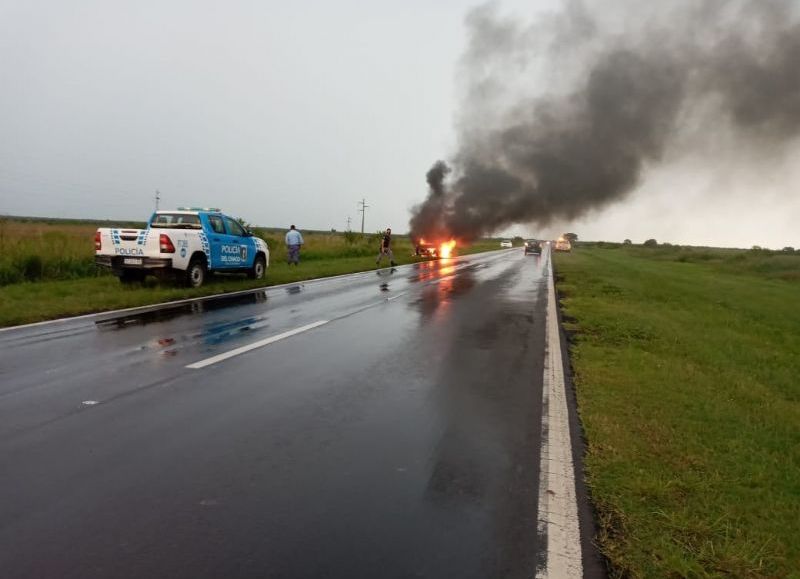 Se le incendió su auto cuando viajaba por la ruta