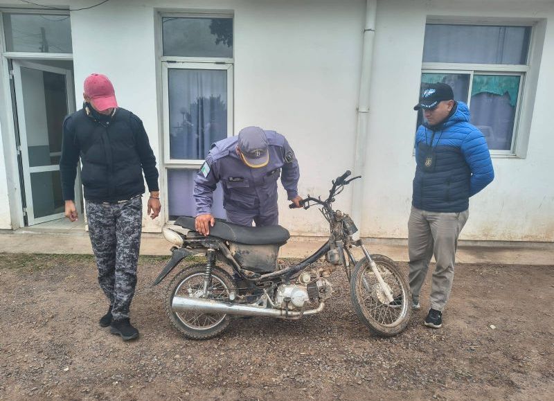 Recuperaron una moto y un celular robados que habían sido comercializados en Pampa del Indio