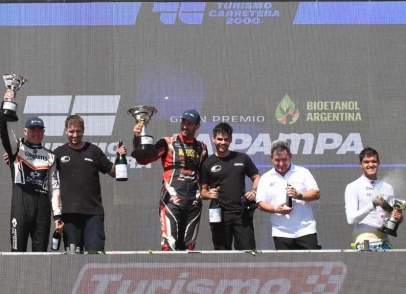 Lucas Bohdanowicz metió doble podio en la apertura de la temporada de Turismo Carretera 2000