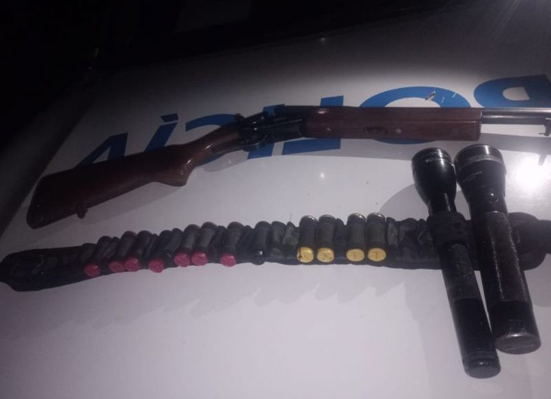 Sorprendieron a dos hombres con armas y elementos de caza en La Eduvigis