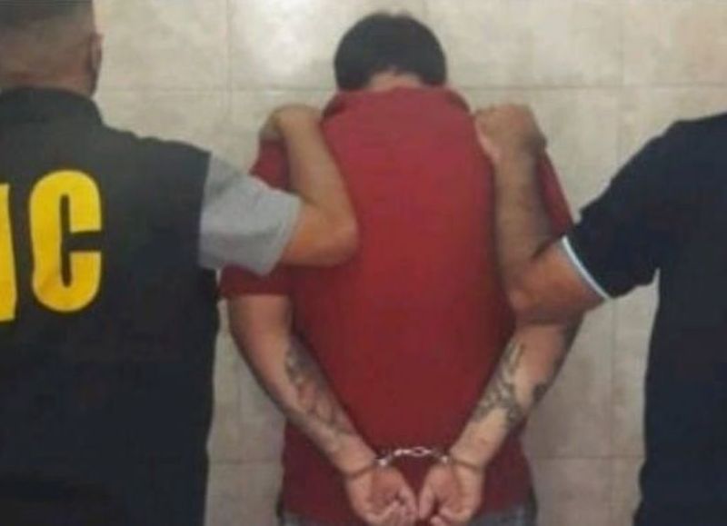 El gordo Joni ya no pudo esconderse en el barrio Toba, la Policía lo extrajo y lo llevó a la Segunda