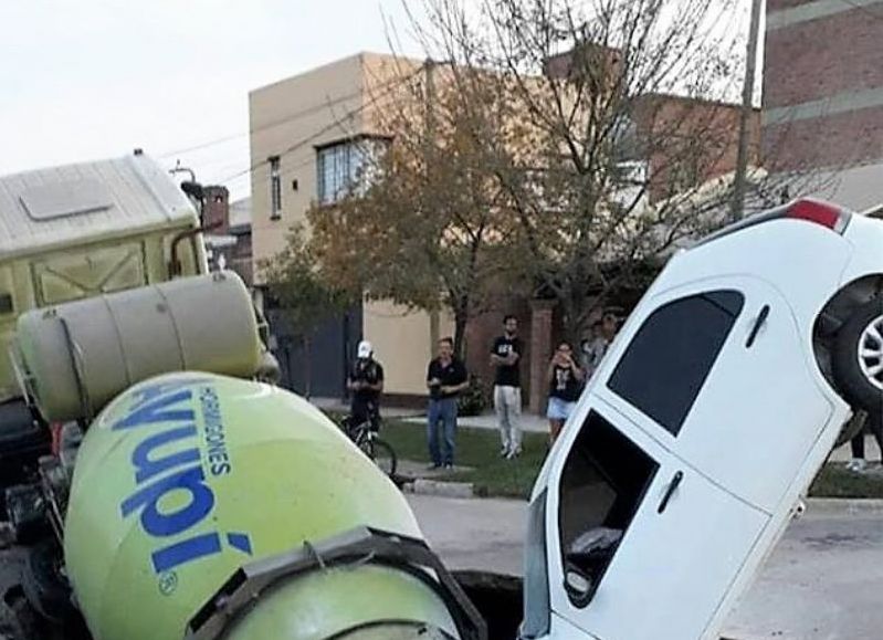 Increíble: un camión y un auto cayeron al mismo pozo en avenida Piacentini y calle 4