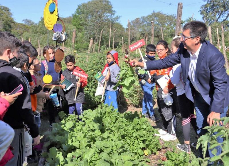 Junto a estudiantes de la Escuela 700, Gustavo Martínez recorrió el vivero municipal