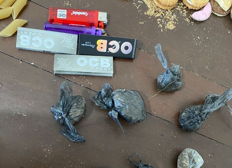 Dos jóvenes fueron detenidas por intentar pasar droga a un alojado en la comisaría de Corzuela