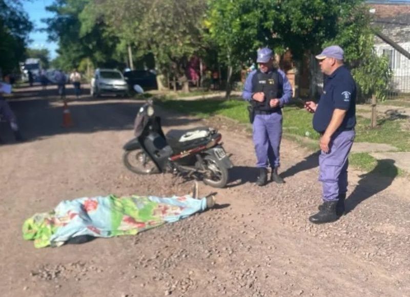 Un hombre de 84 años falleció tras descompensarse y caer de su moto en Resistencia