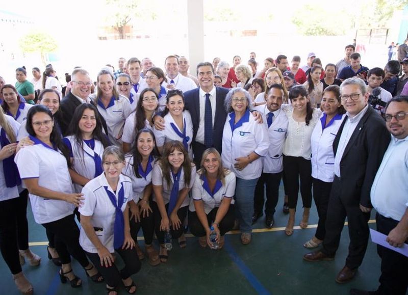 Capitanich inauguró un edificio escolar y entregó títulos a 21 familias rurales de Castelli