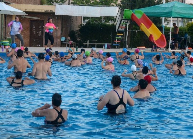 El Instituto del Deporte Chaqueño brinda clases gratuitas de aquagym